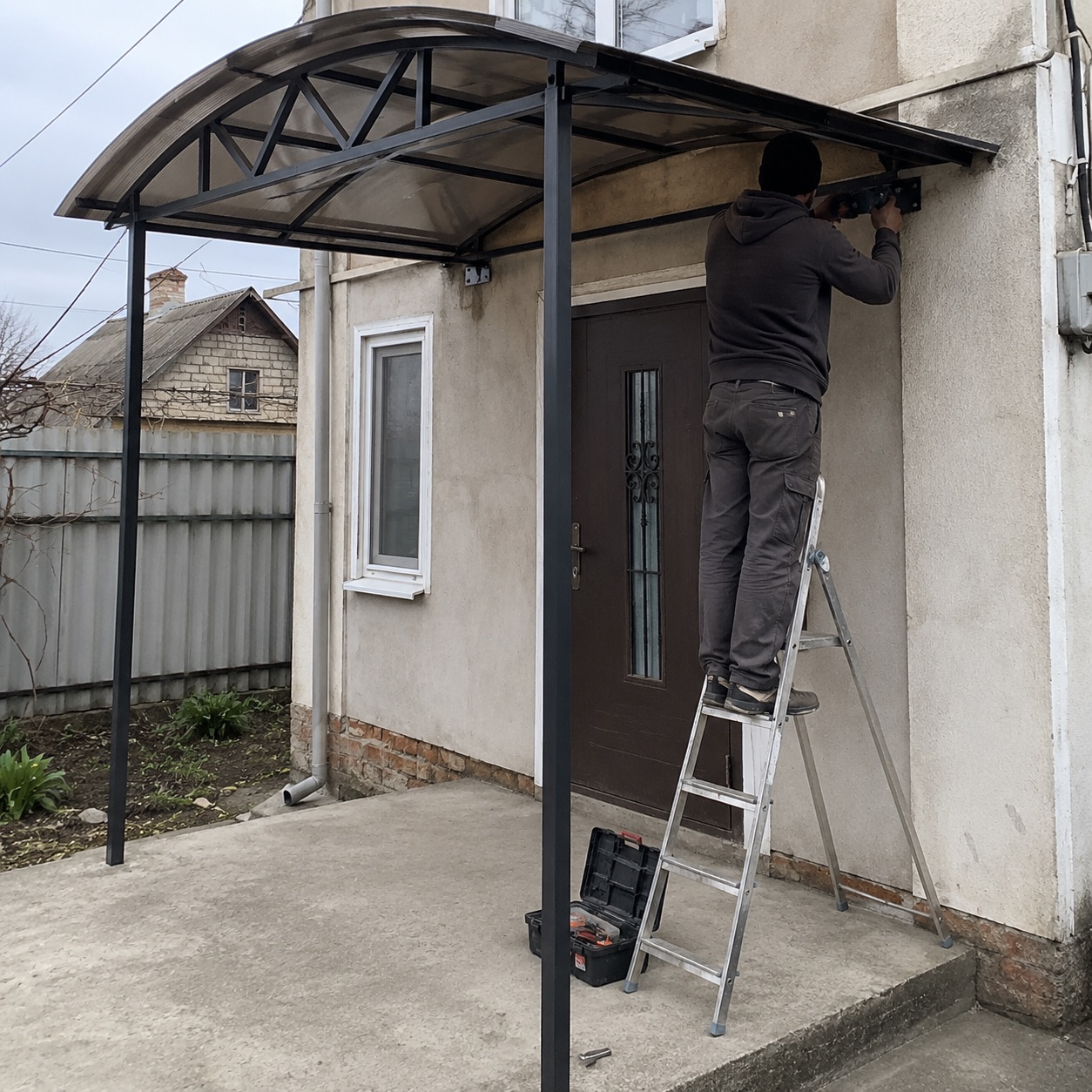 монтаж навіса з профнастилу для автомобіля