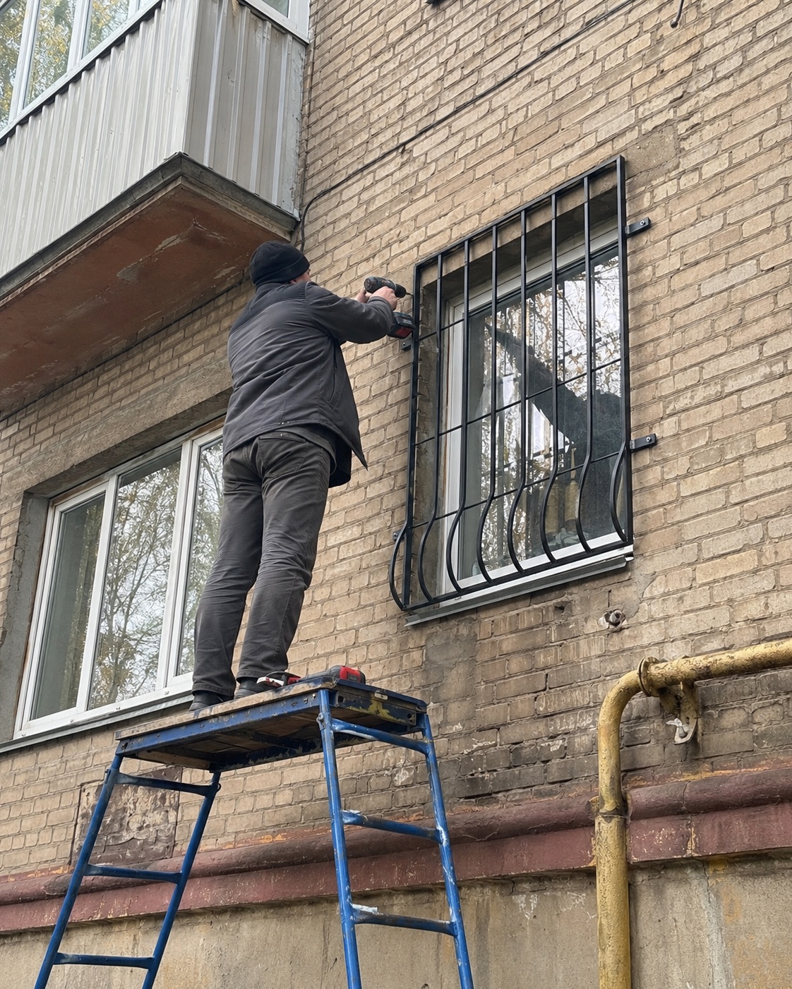 установка решітки на вікно, кріплення анкерами